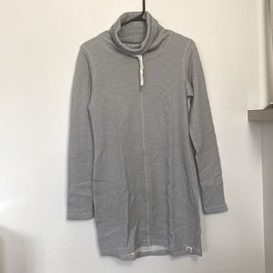 Avalanche women’s turtle neck long sleeve shirt, Small size, W16, L32,